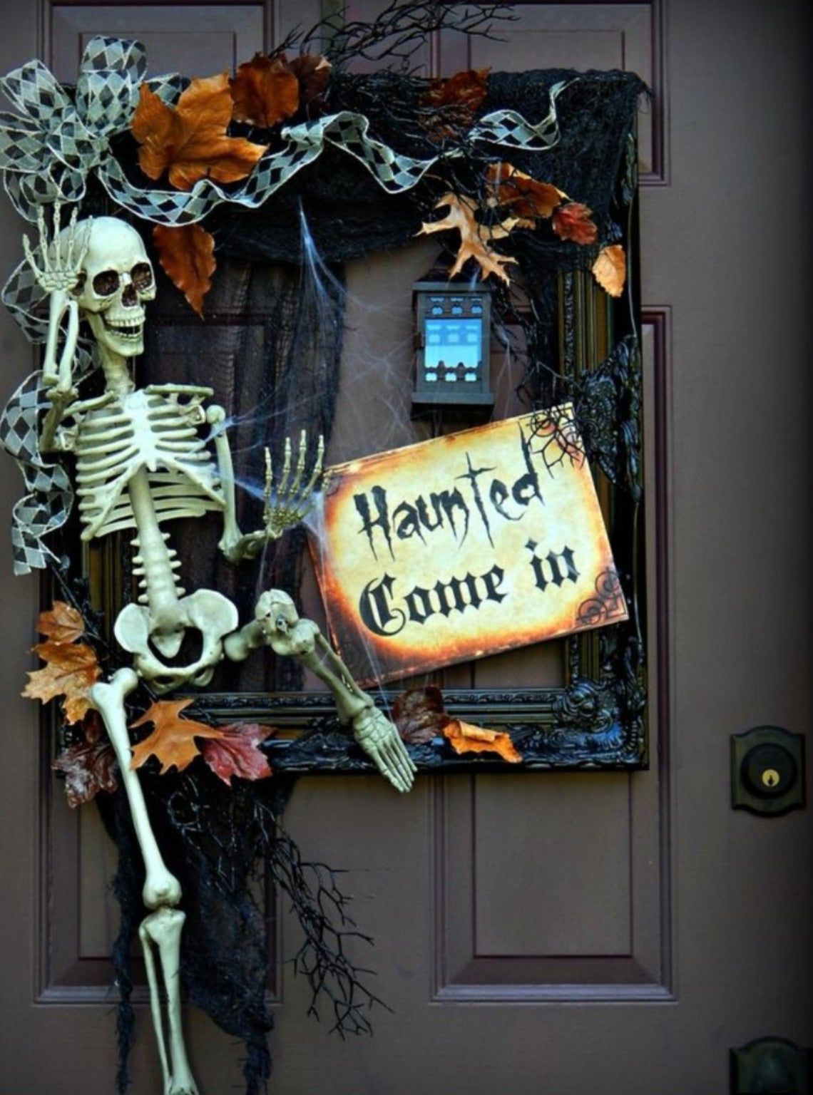 Spooky Wreath Workshop example with skeleton and haunted sign